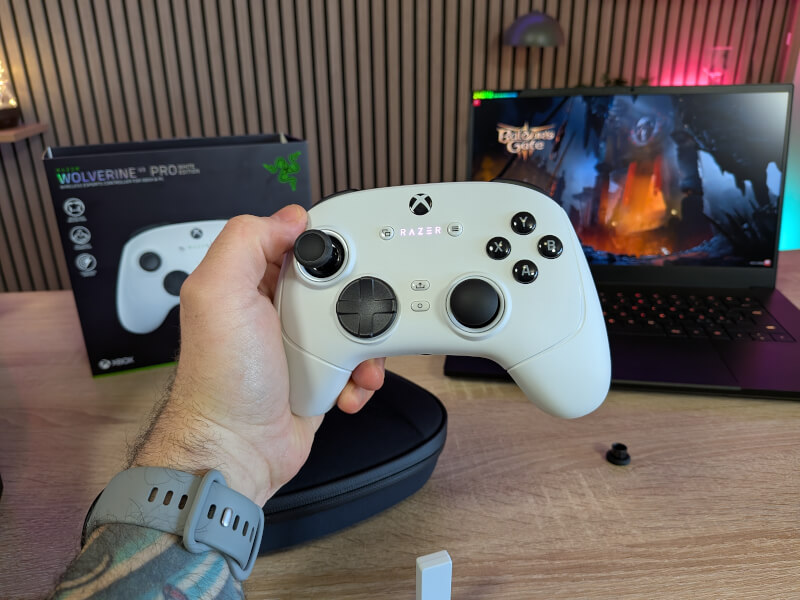 Razer Wolverine V3 Pro size.jpg